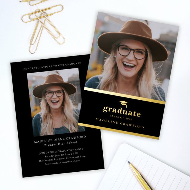 Invitation En Aluminium Élégante Photo de Remise de Diplômes Noir et Or (Simple gold and black 2 photo graduation foil announcement invitations.)