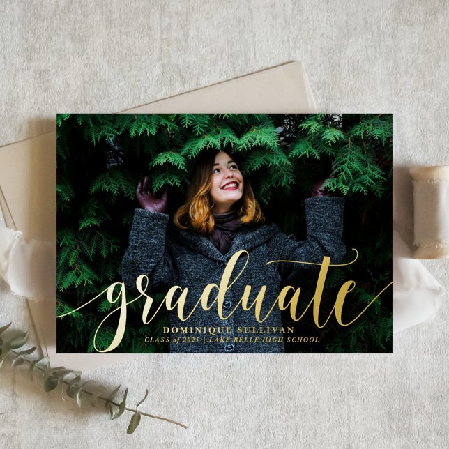 Invitation En Aluminium Moderne Calligraphie Photo Graduation Gold (Personalized Photo Graduation Invitation with Gold Foil Modern Calligraphy – Customizable Colors)