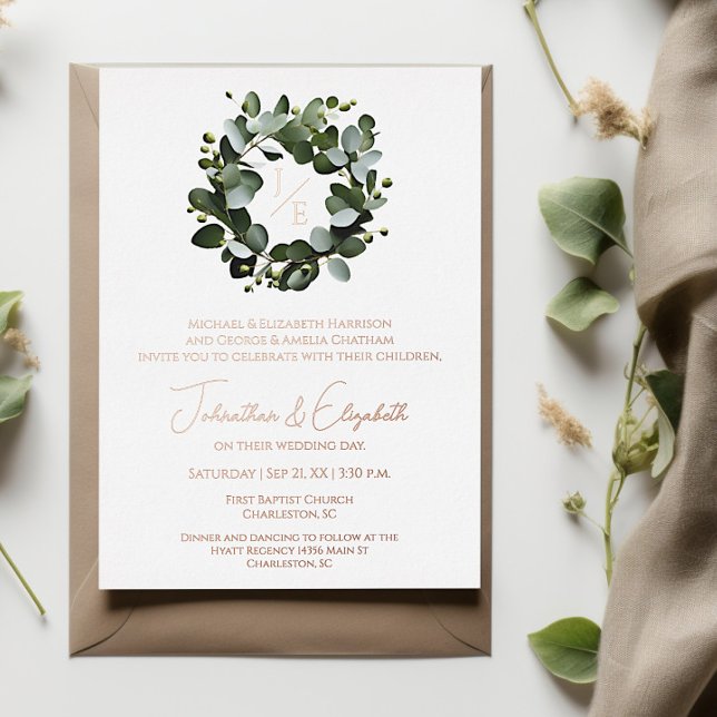 Invitation En Aluminium Monogramme moderne Eucalyptus Mariage de couronne  (White Modern Monogram Eucalyptus Wreath Foil Wedding Invitation)