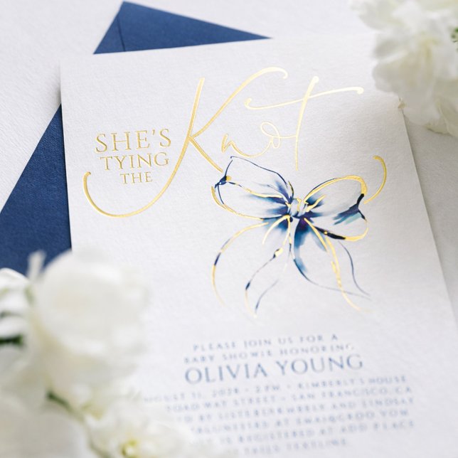 Invitation En Aluminium Navy Blue Bow She's Tying The Knot Bridal Shower (Navy Blue Bow Bridal Shower Gold Foil Invitation She's Tying The Knot)