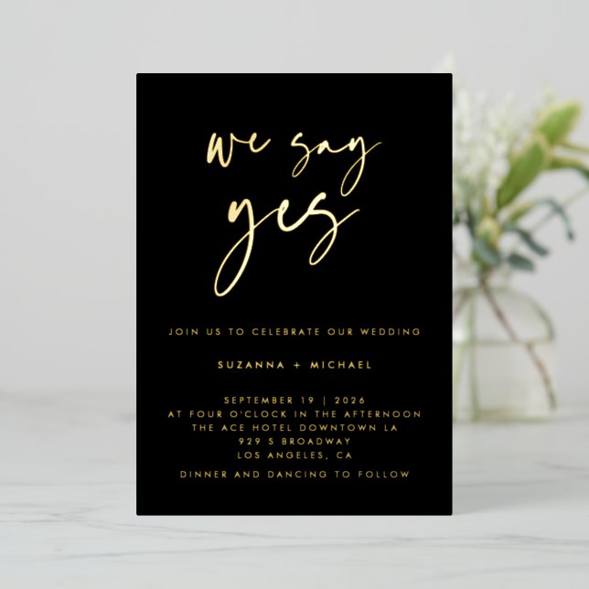 Invitation En Aluminium Nous disons Oui Noir Moderne Calligraphie Mariage  (Debout devant)