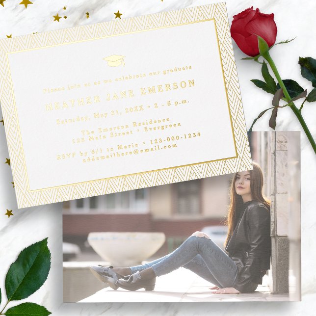 Invitation En Aluminium Or de graduation moderne (Modern Graduation Gold Foil Photo Invitation by Painted Paperie
)