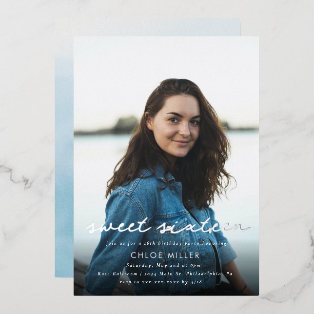 Invitation En Aluminium Photo moderne en argent bleu 16e anniversaire (Recto/Verso)