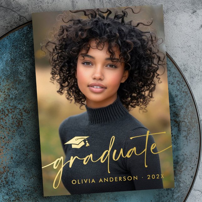 Invitation En Aluminium Récupération de photo casquette de script minimal  (Modern minimal script cap photo graduation real foil invitation)