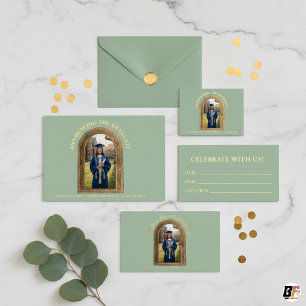 Invitation En Aluminium Sage Élégant Vert et Or Feuille Arquée Grad Photo