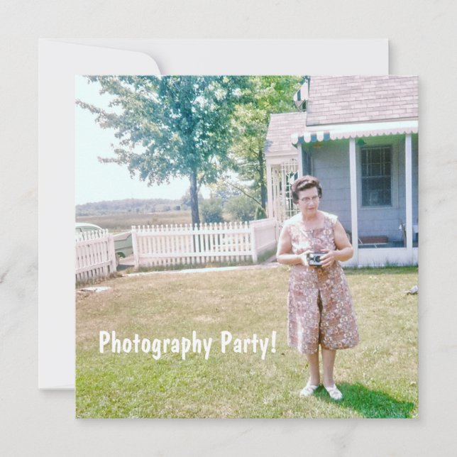 Invitation Femme âgée mignonne tenant une vieille caméra (Devant)