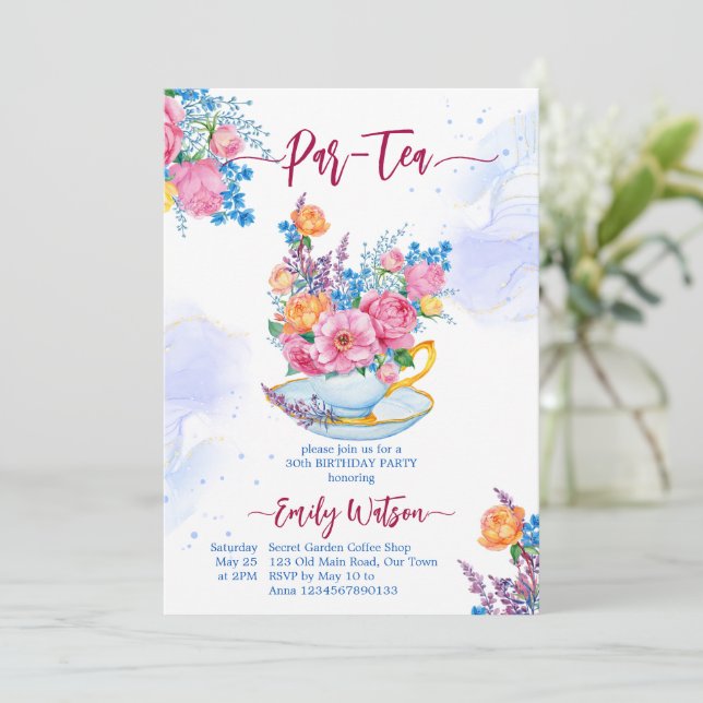 Invitation Fête d'anniversaire par thé tasse remplie de fleur (Debout devant)