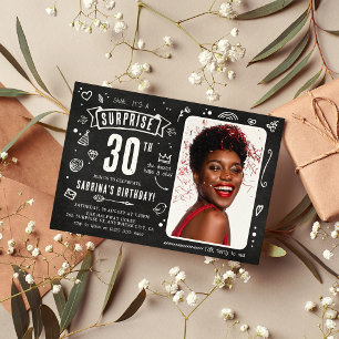 Invitation Fête d'anniversaire surprise Fun Chalkboard Doodle