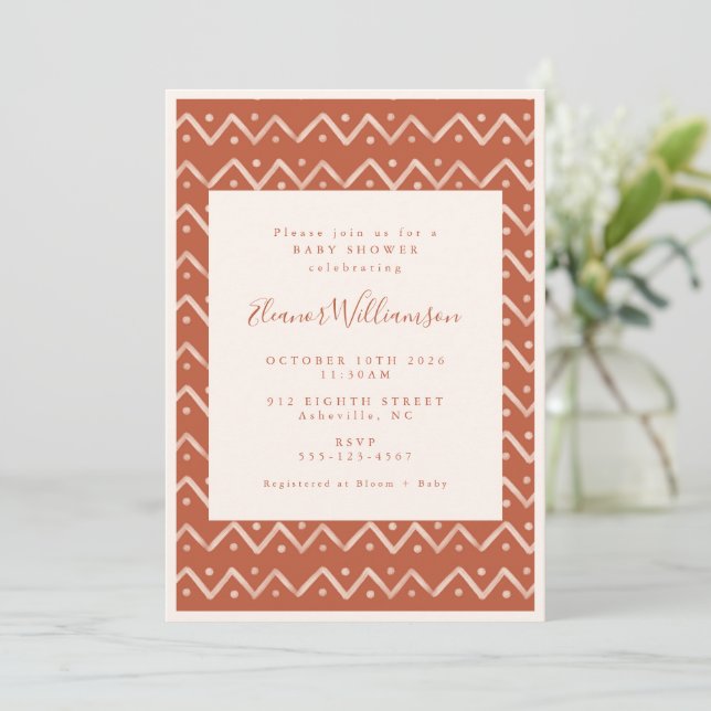 Invitation Fête de Baby Shower Moderne Neutre en Terre Cuite  (Debout devant)