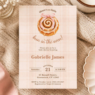 Invitation Fête de bébé fille au petit pain rose dans le four