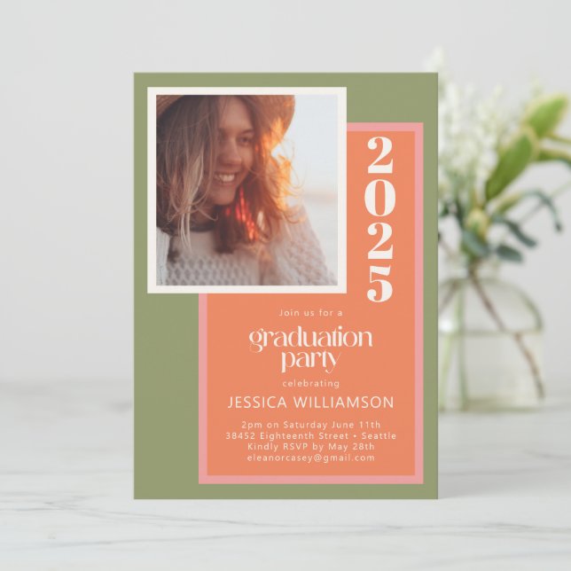 Invitation Fête de graduation géométrique moderne Coral et ve (Debout devant)