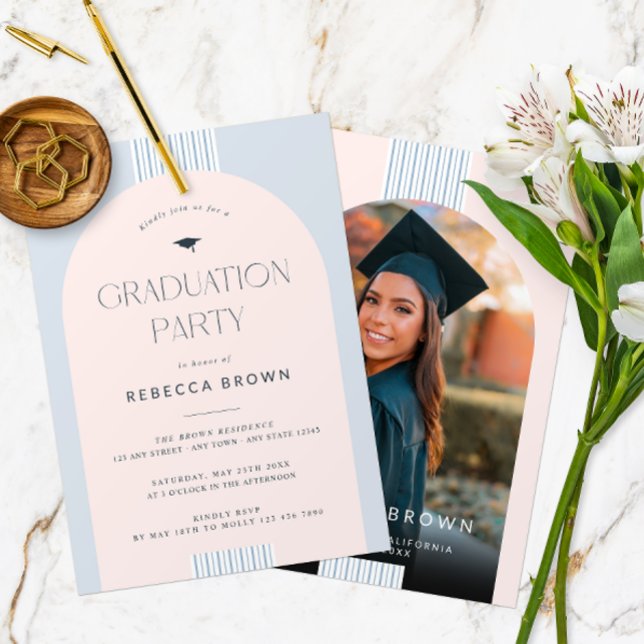 Invitation Fête de graduation photo Arch moderne (Front and Back of a modern arch photo graduation party invitation in pastel pink and blue. )