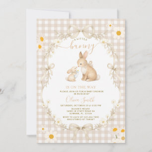 Invitation Fête de naissance de lapin à carreaux neutres Dais