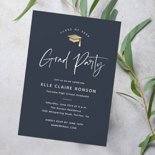 Invitation Fête de remise des diplômes Simple Script Bleu Mar (Modern script navy blue and gold graduation party invitation.)
