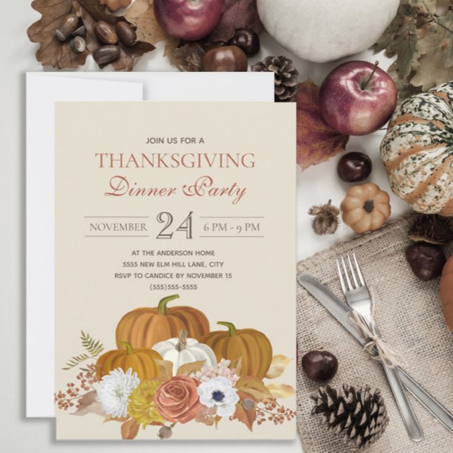 Invitation Fête de Thanksgiving Élégante Rustique (Rustic Thanksgiving Dinner invitation with orange and white pumpkins and fall floral.)
