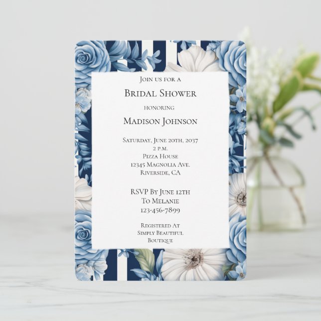 Invitation Fête des mariées des rayures florales bleu marine (Debout devant)