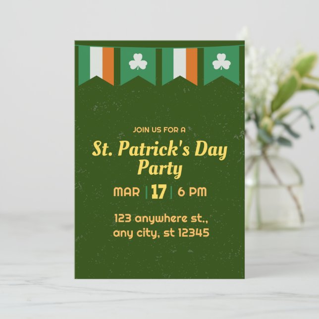 Invitation Fête des Trèfles Verts St Patrick jour de fête irl (Debout devant)