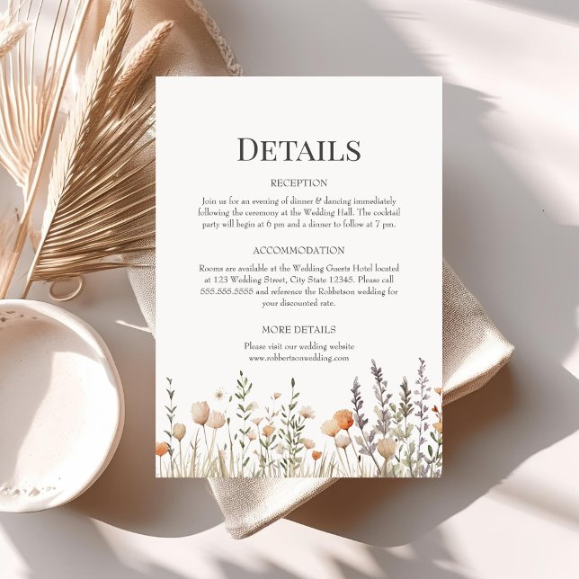 Invitation Fiche du boîtier Détails du Mariage Fleur sauvage  (Peach Wildflowers Wedding Details Enclosure Card on a table with neutral boho decoration.)
