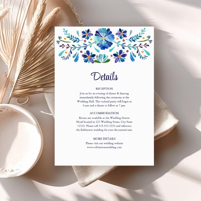 Invitation Fiesta Florale Bleu et Blanc Détails du Mariage (Blue and White Floral Fiesta Wedding Details Invitation on a neutral boho table.)