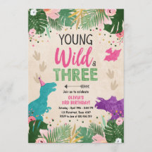 Fille de la fête des Trois Dinosaures rose