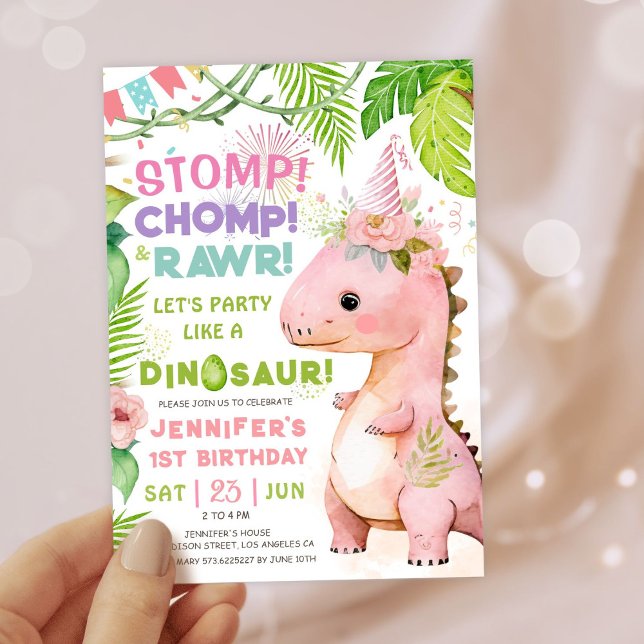 Invitation Filles Dinosaur 1er anniversaire fête mignonne Pin (#DinosaurBirthdayInvitation #DinosaurBirthdayInvite #GirlDinosaurBirthdayInvitation)