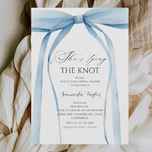 Invitation Fleur Bleue Elle Attache le Nœud Soirée de Mariage