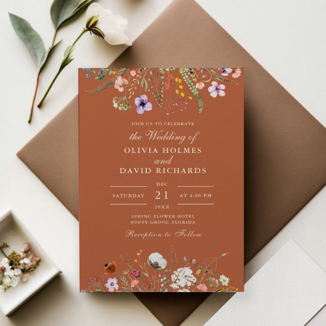 Invitation Fleur sauvage d'aquarelle en terre cuite Mariage d (Terracotta Wildflower Meadow Wedding Invitation on wedding table with flowers.)