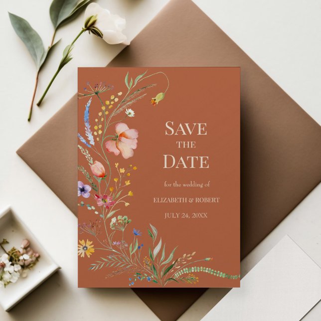 Invitation Fleurs sauvages Boho Terracotta Enregistrer La Car (Terracotta Boho Wildflowers Save The Date Card on wedding table with flowers.)