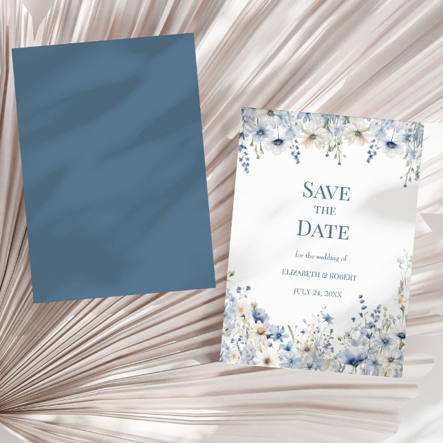 Invitation Fleurs sauvages D'Aquarelle Bleu Dusty Enregistrer (Dusty Blue Watercolor Wildflowers Save The Date Invitation on a neutral dry palm leaf.)
