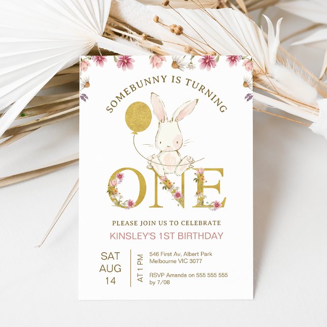 Invitation Fleurs sauvages de ballons d'or Un lapin 1er anniv (Some bunny is turning one 1st birthday invitation with a white bunny, wildflowers and old balloon.)