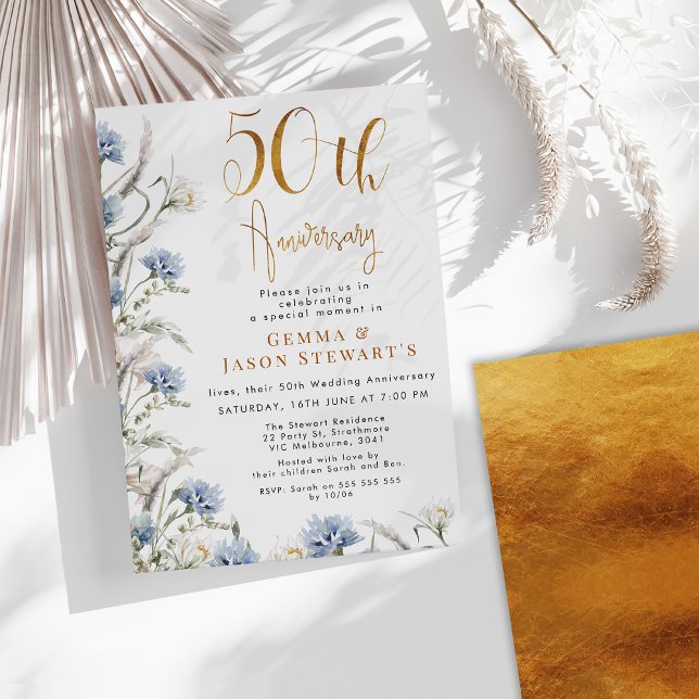 Invitation Fleurs sauvages Dusty Blue moderne 50e anniversair (Blue Gold Floral 50th Wedding Anniversary Invitation, Faux Gold Calligraphy, Wildflowers, Elegant)