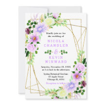 Fleurs violettes de printemps avec feuillage pour