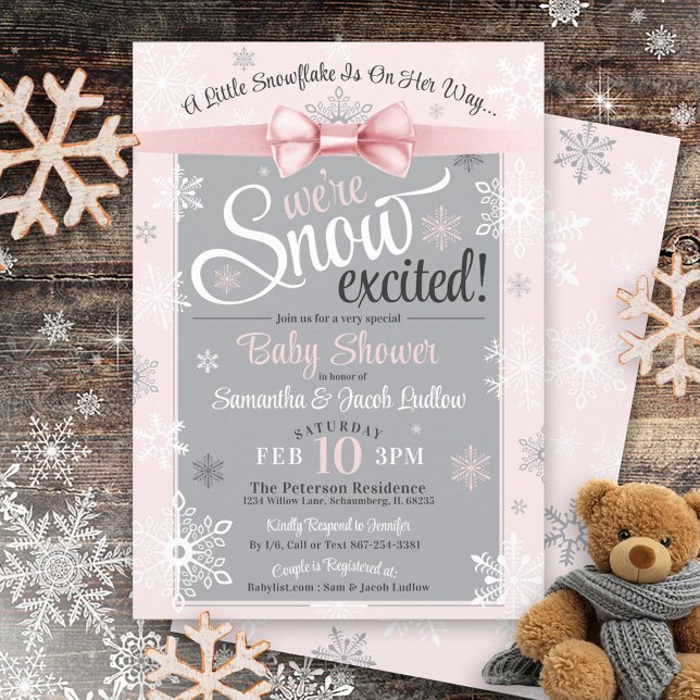 Invitation Flocon de neige Excité Baby shower fille rose mign (Cute pink bow and gray WE'RE SNOW EXCITED baby girl snowflake winter wonderland baby shower invite)
