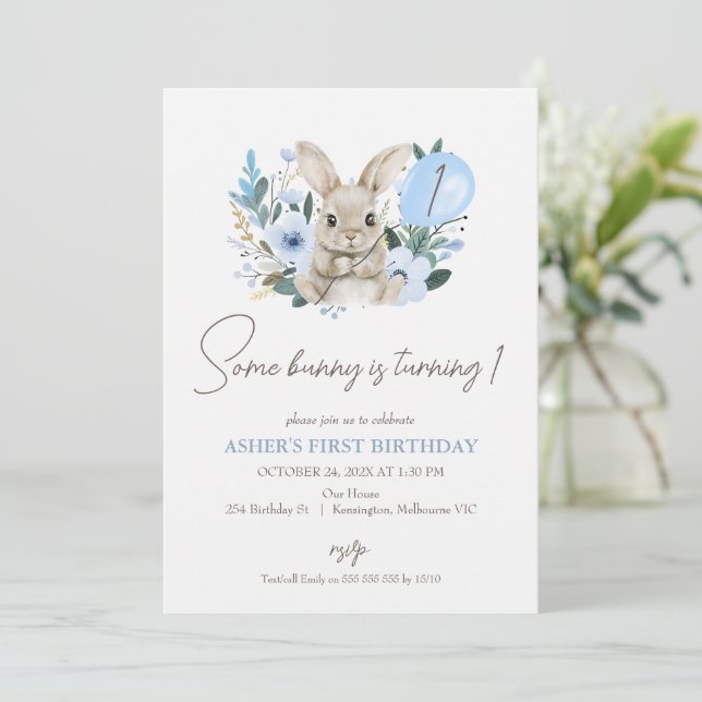 Invitation Floral Bleu Un Lapin Tourne Un 1Er Anniversaire (Debout devant)