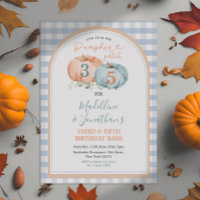 Frère et sœur à la cabane à citrouilles pour l'ann