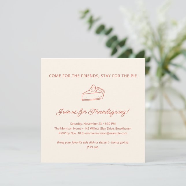 Invitation Funny Modern Pie Friendsgiving Party Thanksgiving (Debout devant)