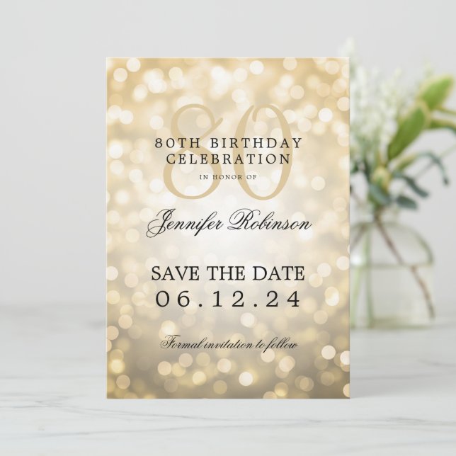 Invitation Gold Bokeh 80th Birthday Enregistrer la date avec  (Debout devant)