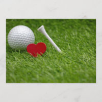 Golf amour cœur et tee sur gazon vert