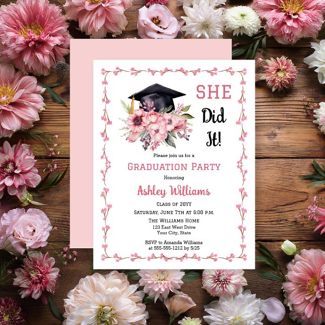 Invitation Grad Casquette et rose Floral Elle l'a fait Grad P (Grad Cap and Pink Floral Swag Bouquet "SHE Did It!" Graduation Party Invitation - Print | Digital)
