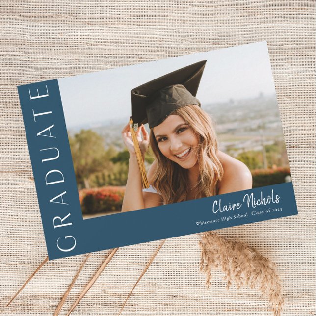 Invitation Graduation photo horizontale moderne (Modern Typography Blue Photo Graduation Invitations.)