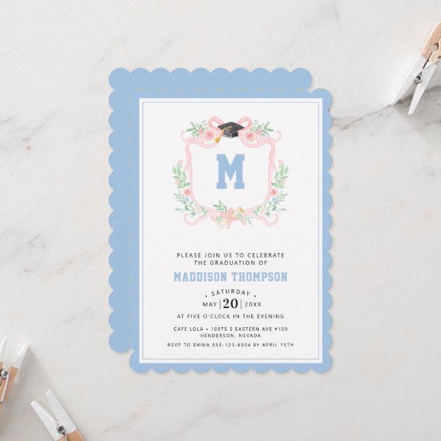 Invitation Grandmillénaire Coquette Ribbon Graduation Crest (Devant/Arrière en situation)