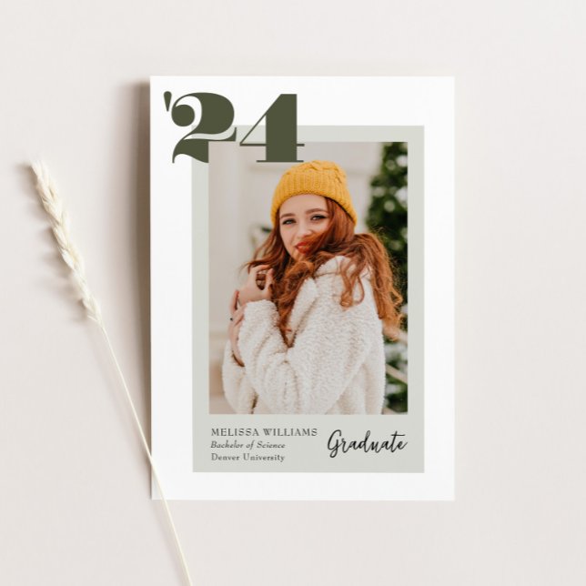 Invitation Green Bold Classe moderne de 2024 4 Diplôme photo (Créateur téléchargé)