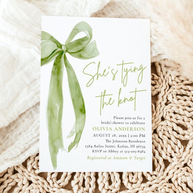 Invitation Green Bow Elle noue la Fête des mariées du noeud (Modern Elegant Green Bow Ribbon Coquette She's Tying the Knot Arch Bridal Shower Invitation)
