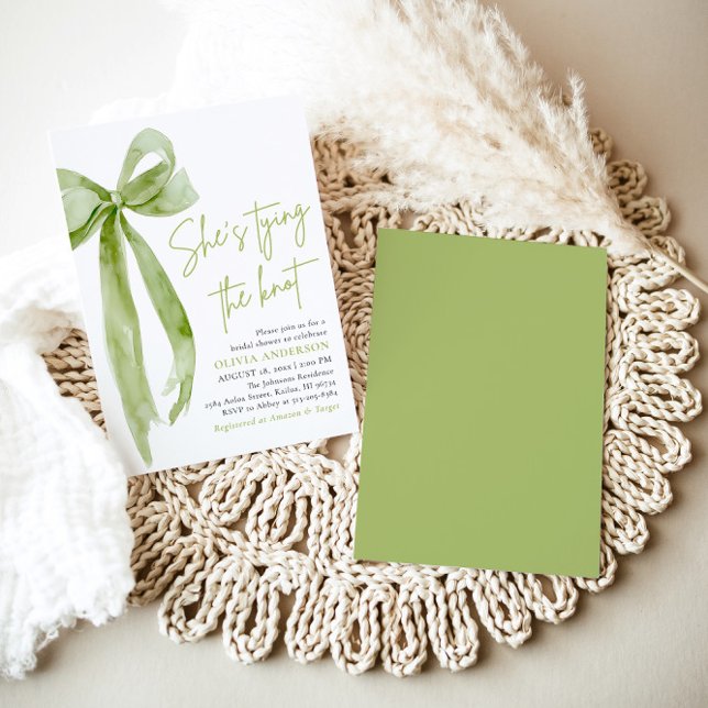 Invitation Green Bow Elle noue la Fête des mariées du noeud (Modern Elegant Green Bow Ribbon Coquette She's Tying the Knot Arch Bridal Shower Invitation)