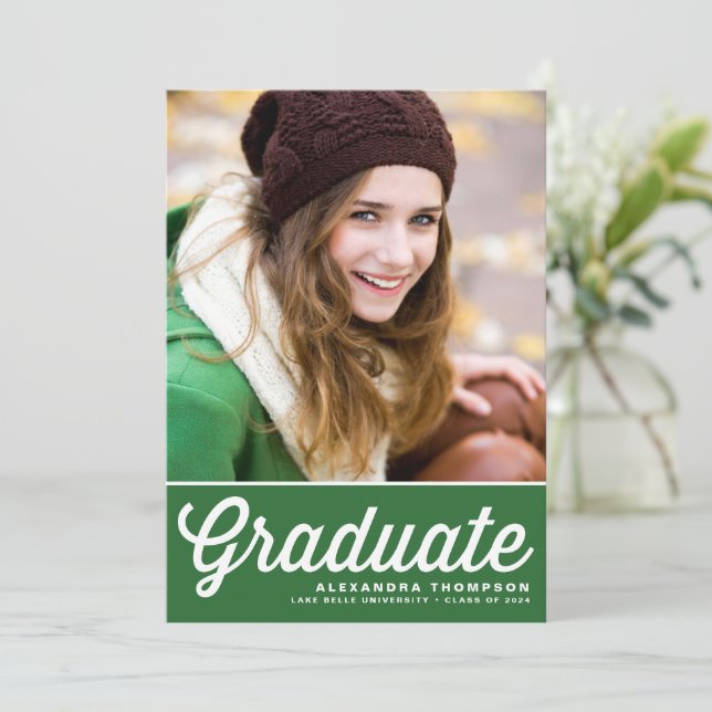 Invitation Green Retro Bold Typographie Photo Graduation (Debout devant)