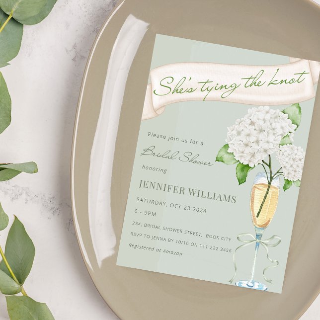 Invitation Hydrangea Elle Attache La Fête des mariées De Sage (She's tying the knot sage green hydrangea bridal shower invitation)