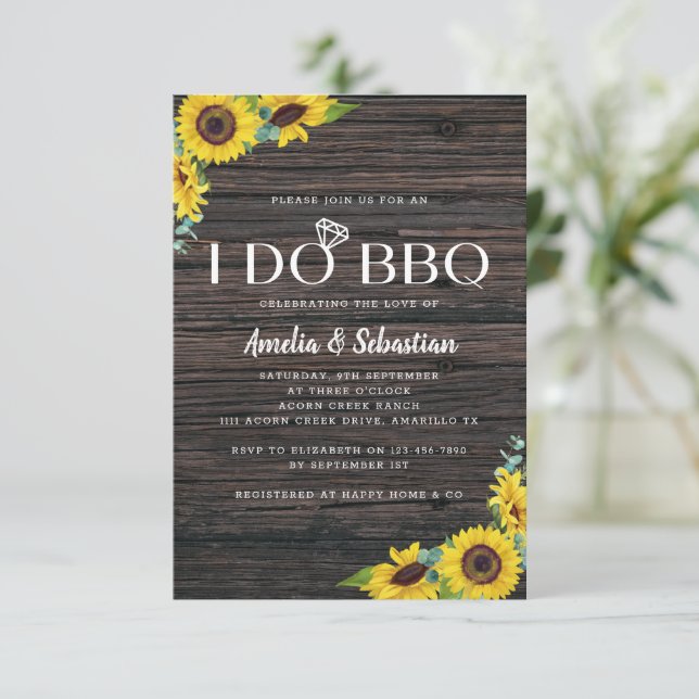 Invitation I Do BBQ Wood Sunflower Fête des mariées (Debout devant)