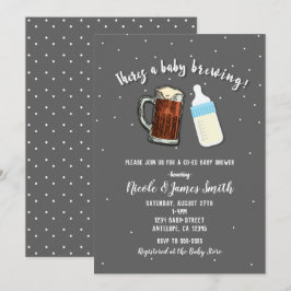 Invitation Il y a un bébé brassant des tasses à bière pour la