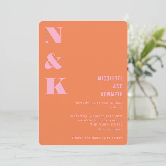 Invitation Initiales de monogramme rose orange moderne pour m (Debout devant)