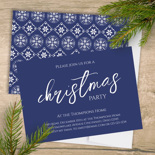 Invitation Joyeux Noël bleu marine Personnalisé (Christmas holiday party navy blue snowflake pattern and stylish calligraphy invitation. )